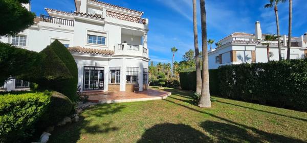 Chalet independiente en venta en  Avenida General Caffarena, 6, Alhaurín de la Torre photo 1