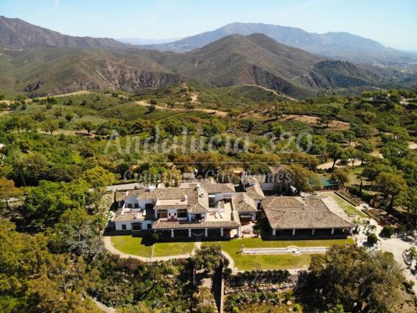 Wolnostojąca willa na sprzedaż w Barrio Huerta del Prado-La Montua, Marbella thumbnail 1