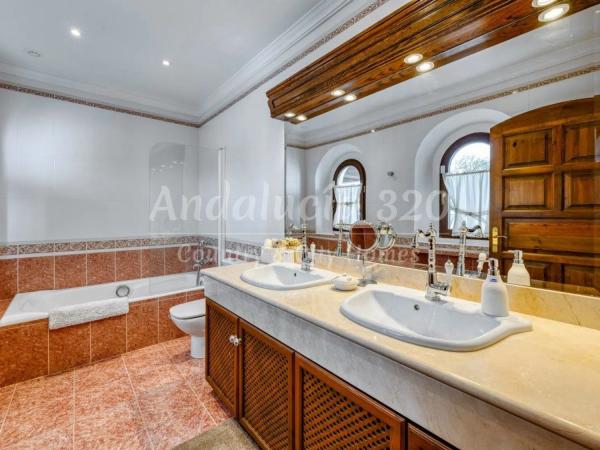 Wolnostojąca willa na sprzedaż w  Barrio Huerta del Prado-La Montua, Marbella photo 4