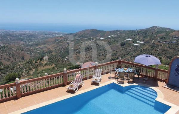 Wolnostojąca willa na sprzedaż w  Torrox Pueblo, Torrox photo 1