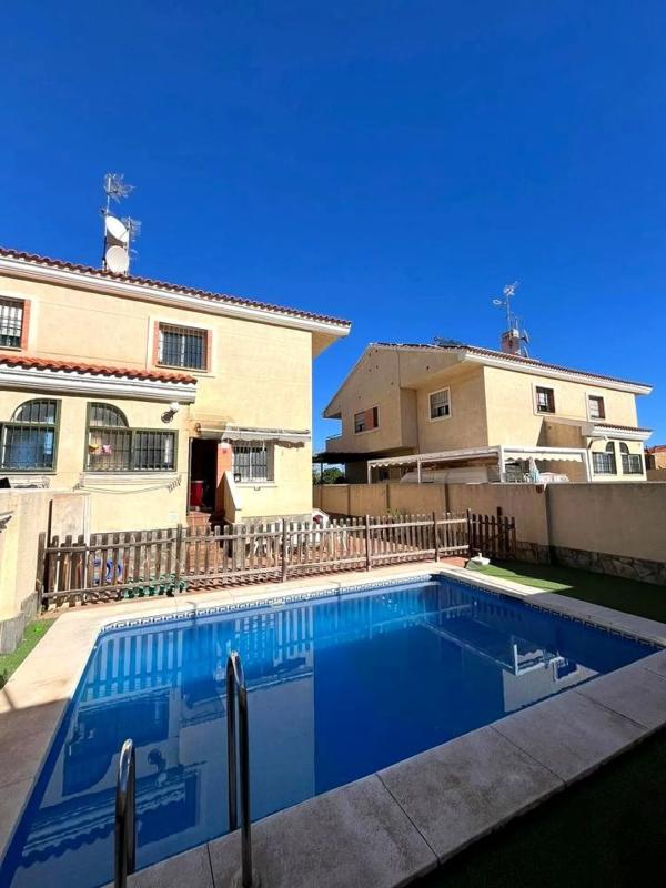 Sale of independent chalet in Calle Mar Amarillo, Alhaurín de la Torre
photo 2