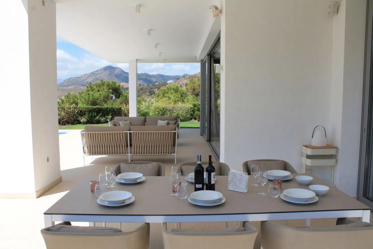 Sale of independent chalet in Los Arqueros-Puerto del Almendro, Benahavís
 photo 2