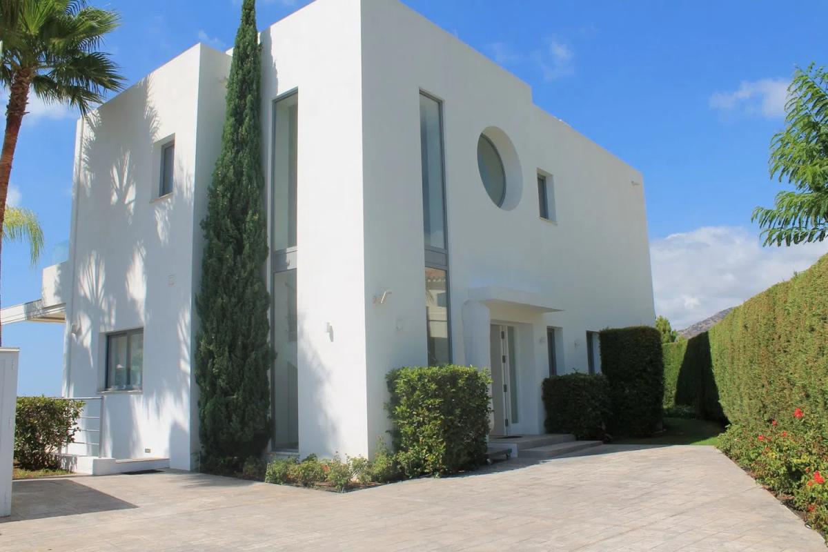 Sale of independent chalet in Los Arqueros-Puerto del Almendro, Benahavís
 photo 4