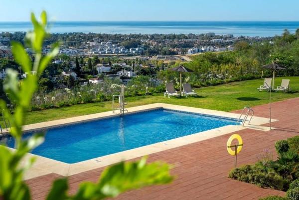Chalet independiente en venta en  Carretera de Benahavis, Benahavís photo 1