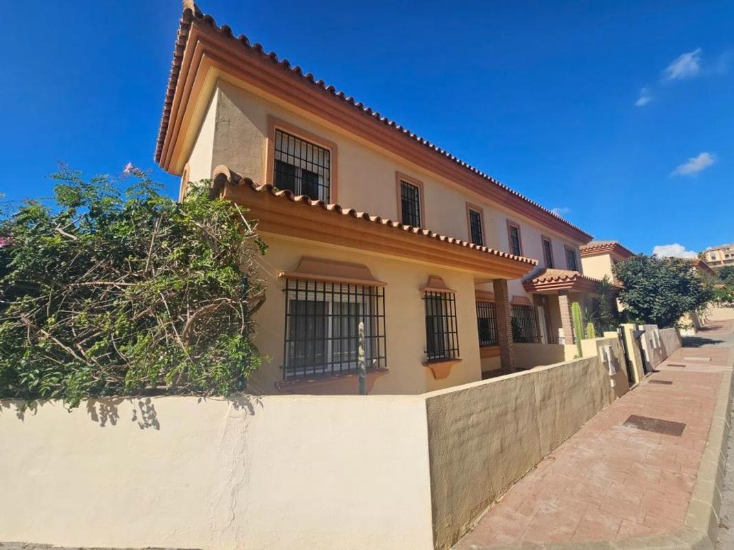 Продажа отдельного шале в Barrio Riviera del Sol, Михас photo 1