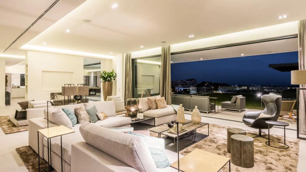 Sale of independent chalet in Los Arqueros-Puerto del Almendro, Benahavís
photo 2