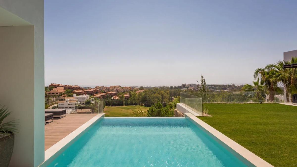 Sale of independent chalet in Los Arqueros-Puerto del Almendro, Benahavís
photo 5