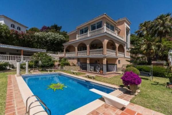 Detached villa for sale in Torremuelle, Benalmádena photo 1
