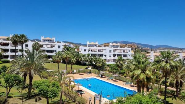 Detached villa for sale in  Calle las Azaleas, 13, Estepona photo 1