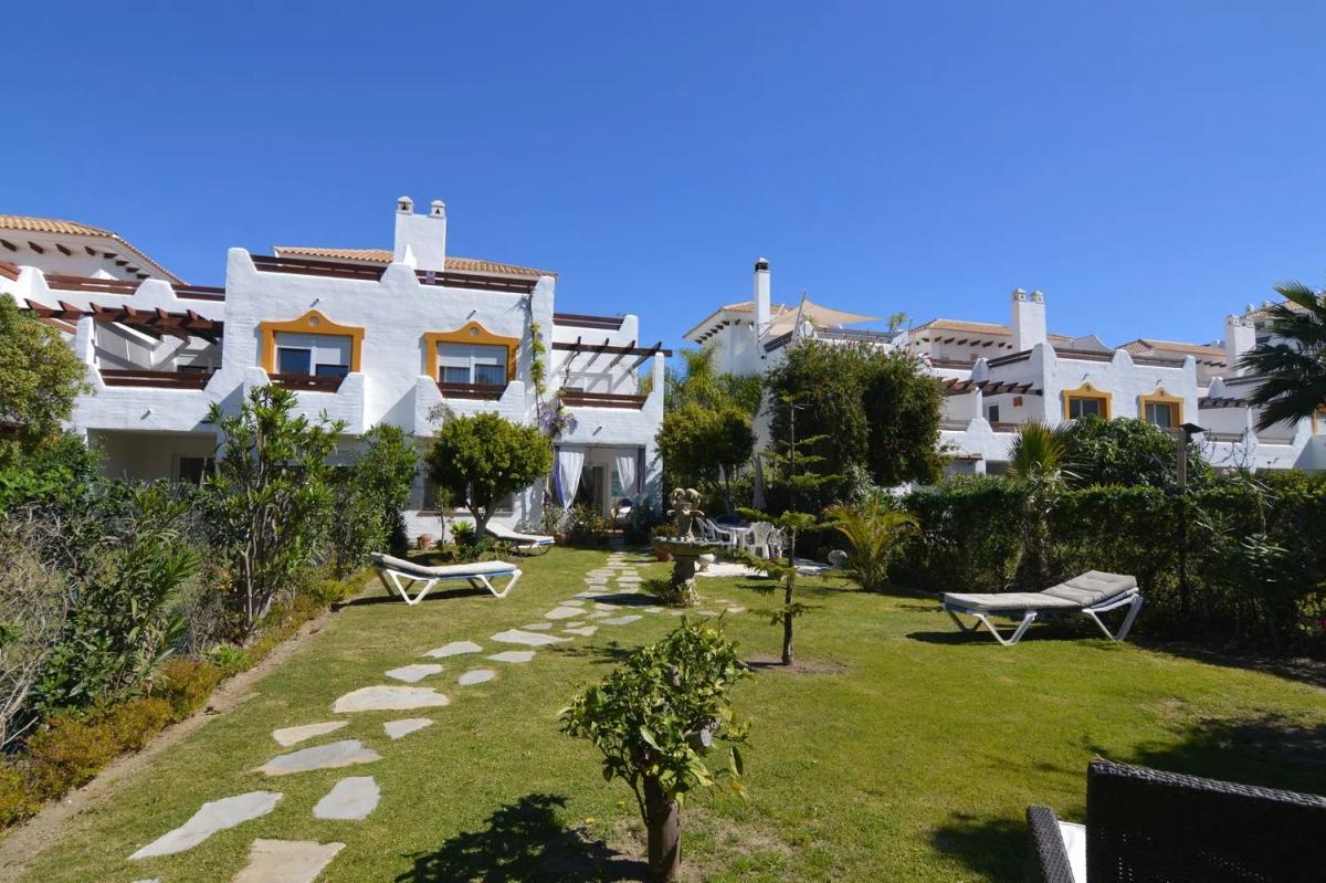 Sprzedaż niezależnego domku jednorodzinnego w  Calle las Azaleas, 13, Estepona photo 2