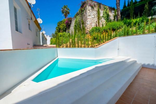 Detached villa for sale in  Calle Artola Golf, 20, Marbella photo 1