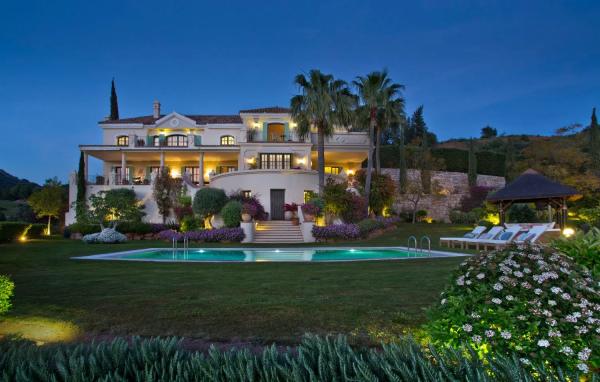 Коттедж на продажу в  Montemayor-Marbella Club, Benahavís photo 1