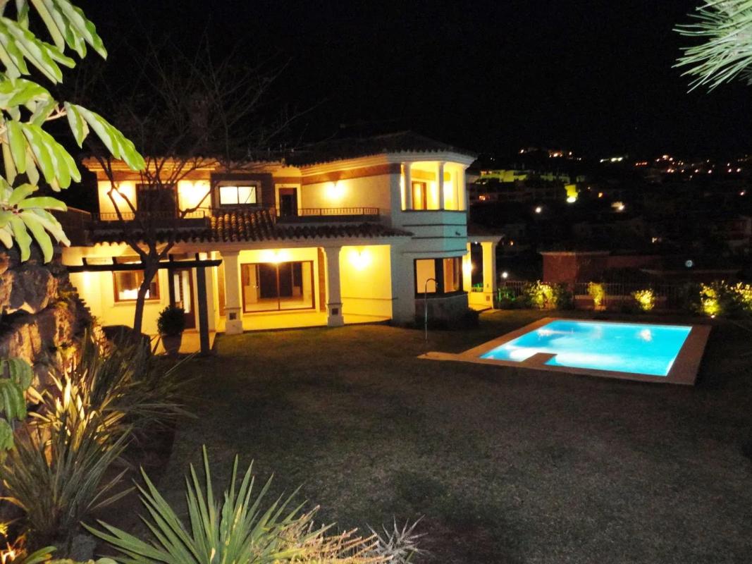 Sale of independent chalet in Los Arqueros-Puerto del Almendro, Benahavís
photo 2
