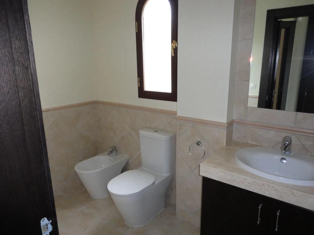 Sale of independent chalet in Los Arqueros-Puerto del Almendro, Benahavís
photo 3