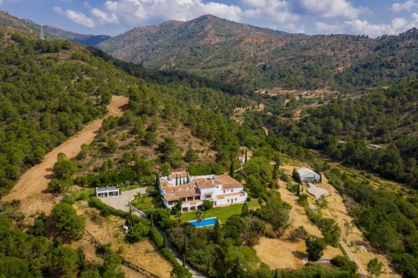 Chalet independiente en venta en Barrio El Velerín, Estepona photo 1