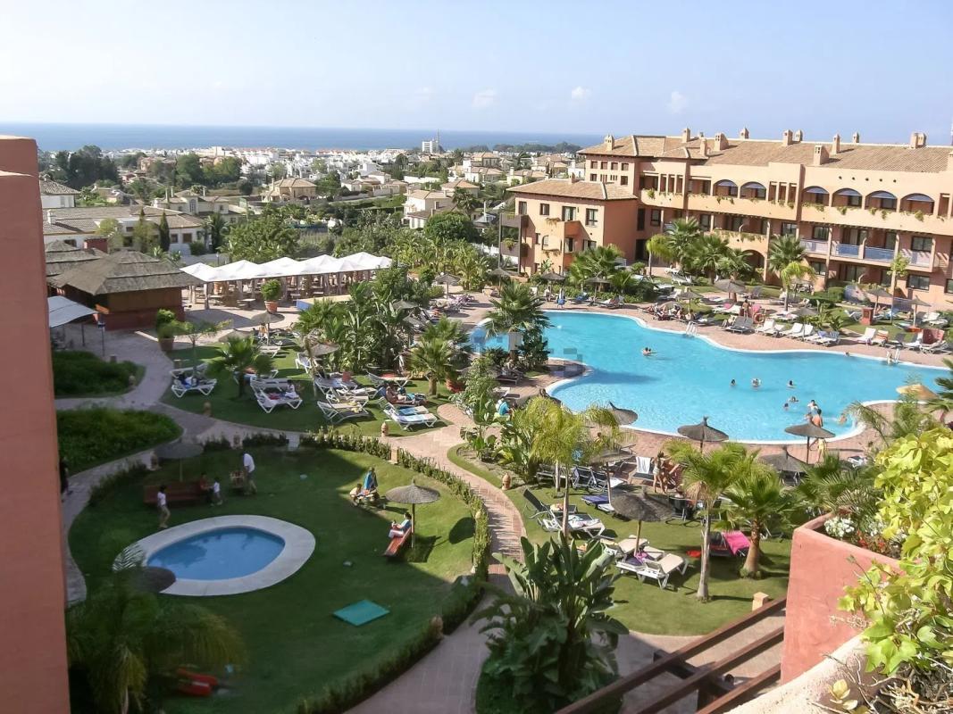 Sale of apartment in Calle Hinojo s/n, Estepona
photo 1