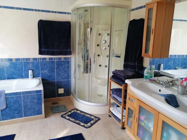 Detached villa for sale in  Camino Alberdina, 5, Estepona photo 3