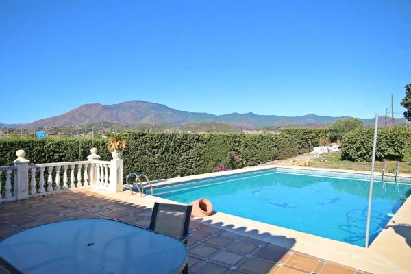 Detached villa for sale in Barrio Los Llanos, Estepona photo 1