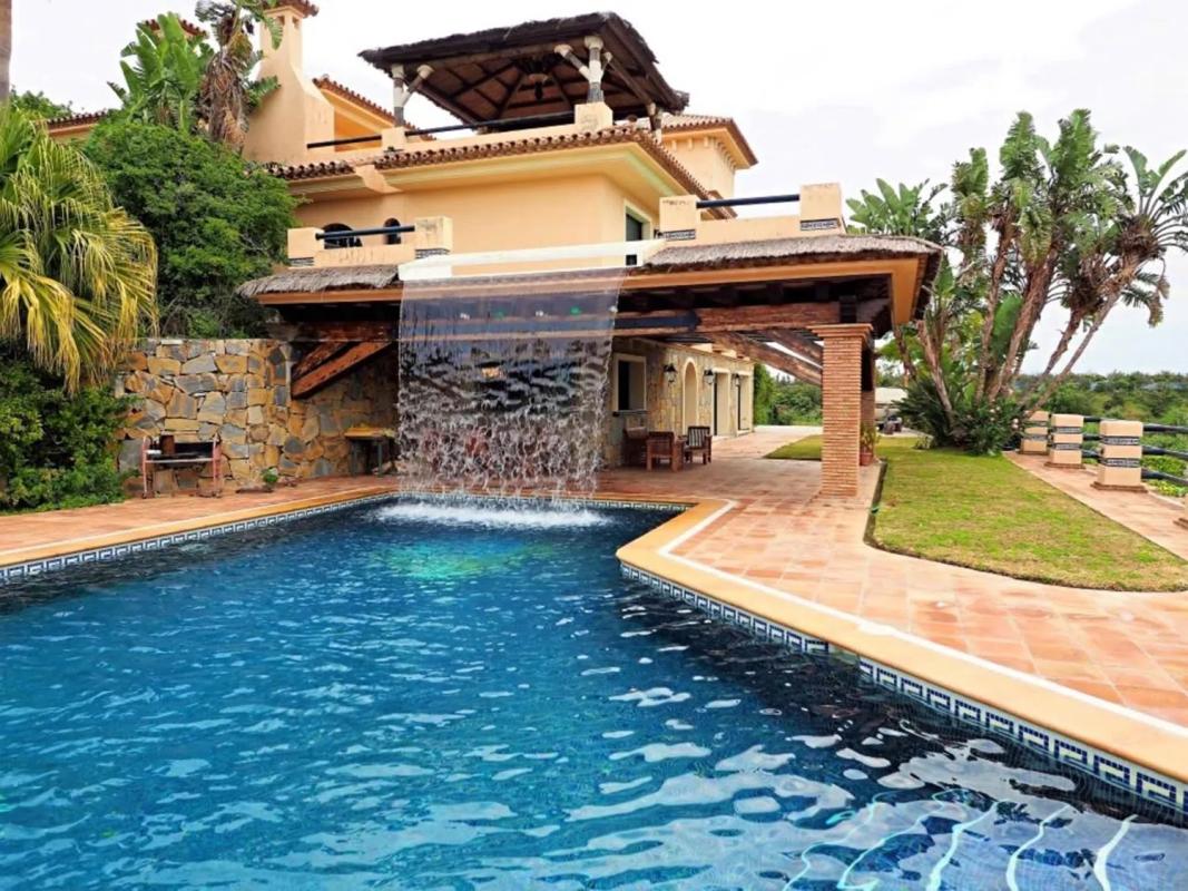 Sale of independent chalet in Barrio Centro, Estepona
photo 2