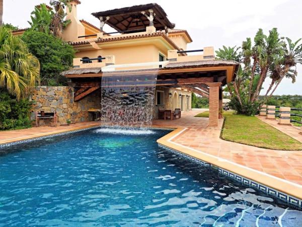 Chalet independiente en venta en Barrio Centro, Estepona thumbnail 1