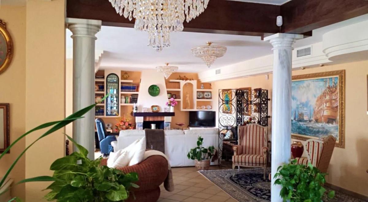 Sale of independent chalet in Barrio Centro, Estepona
photo 3