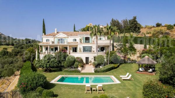 Коттедж на продажу в  Montemayor-Marbella Club, Benahavís photo 1
