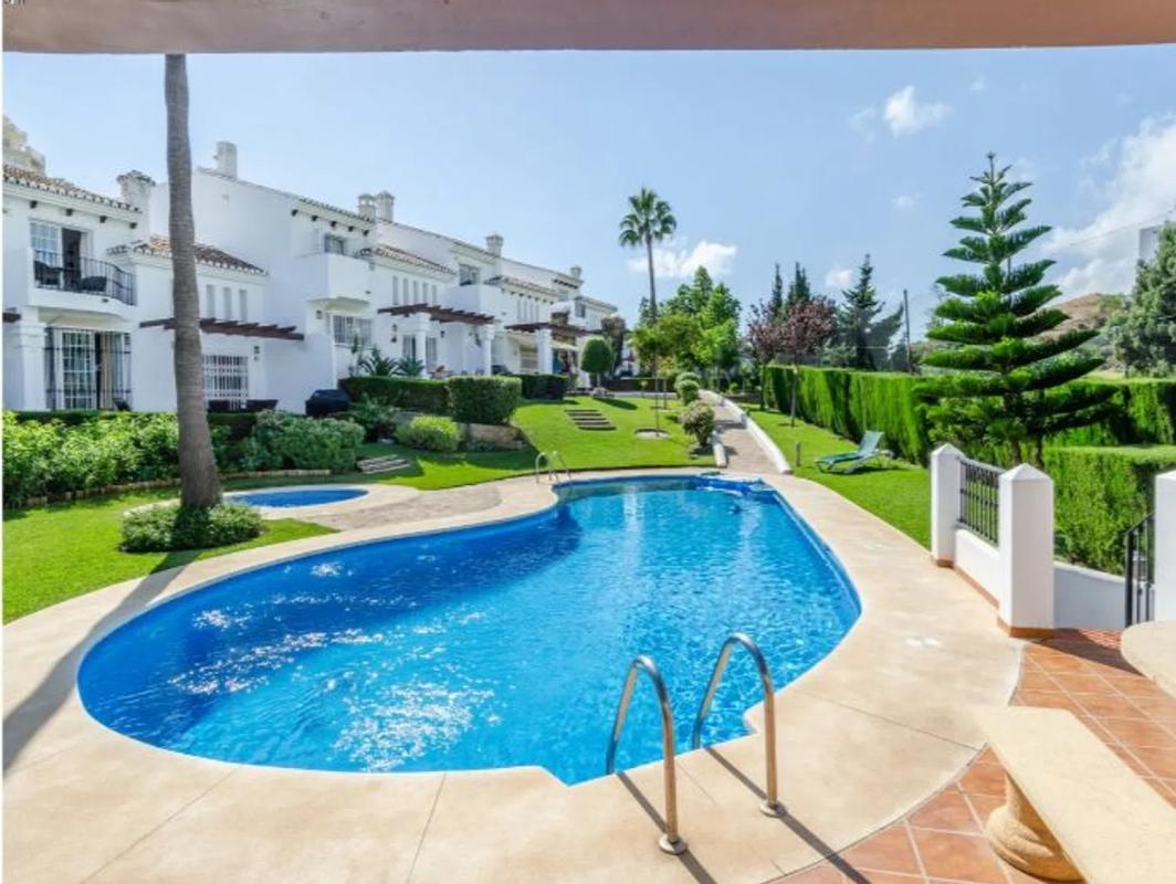 Sprzedaż niezależnego domku jednorodzinnego w Avenida del Golf, 16, Mijas photo 1