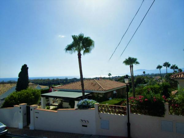 Detached villa for sale in  Urbanización Parque Elviria, Marbella photo 3