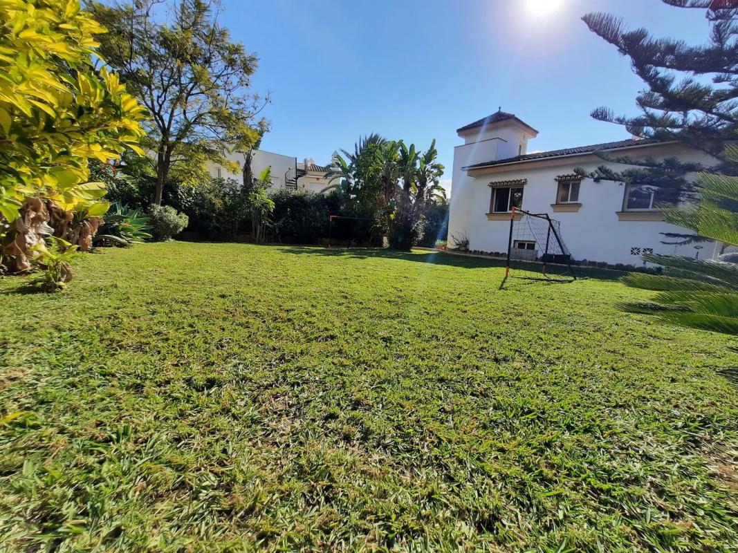 Sale of independent chalet in Barrio Reserva de Marbella, Marbella
 photo 2
