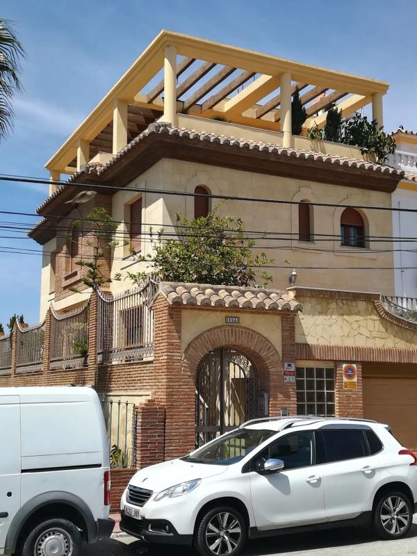 Продажа отдельного шале в Avenida Villa de Madrid, 38 A, Велес-Малага photo 1