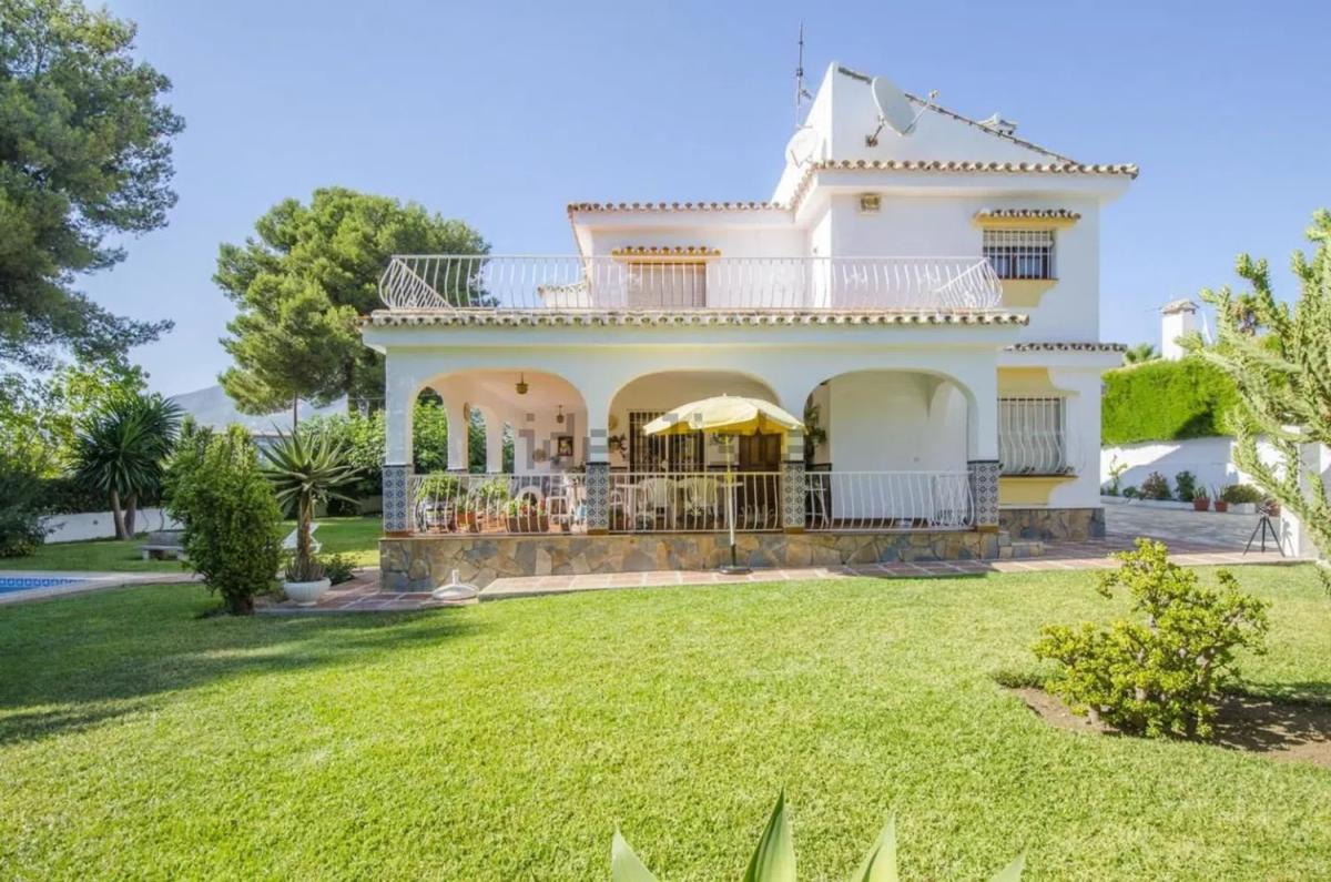 Sale of independent chalet in Urbanización Haza del Algarrobo, Mijas
photo 2