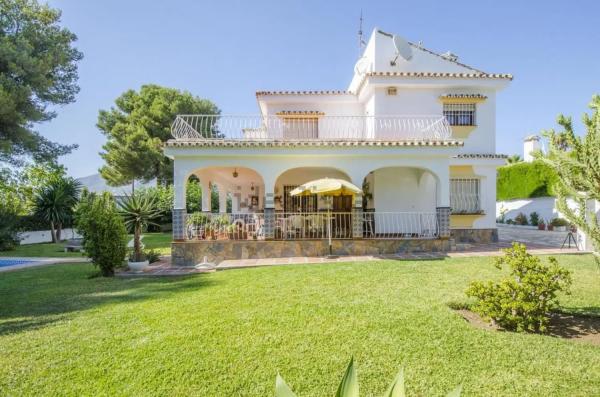 Detached villa for sale in Urbanización Haza del Algarrobo, Mijas thumbnail 1