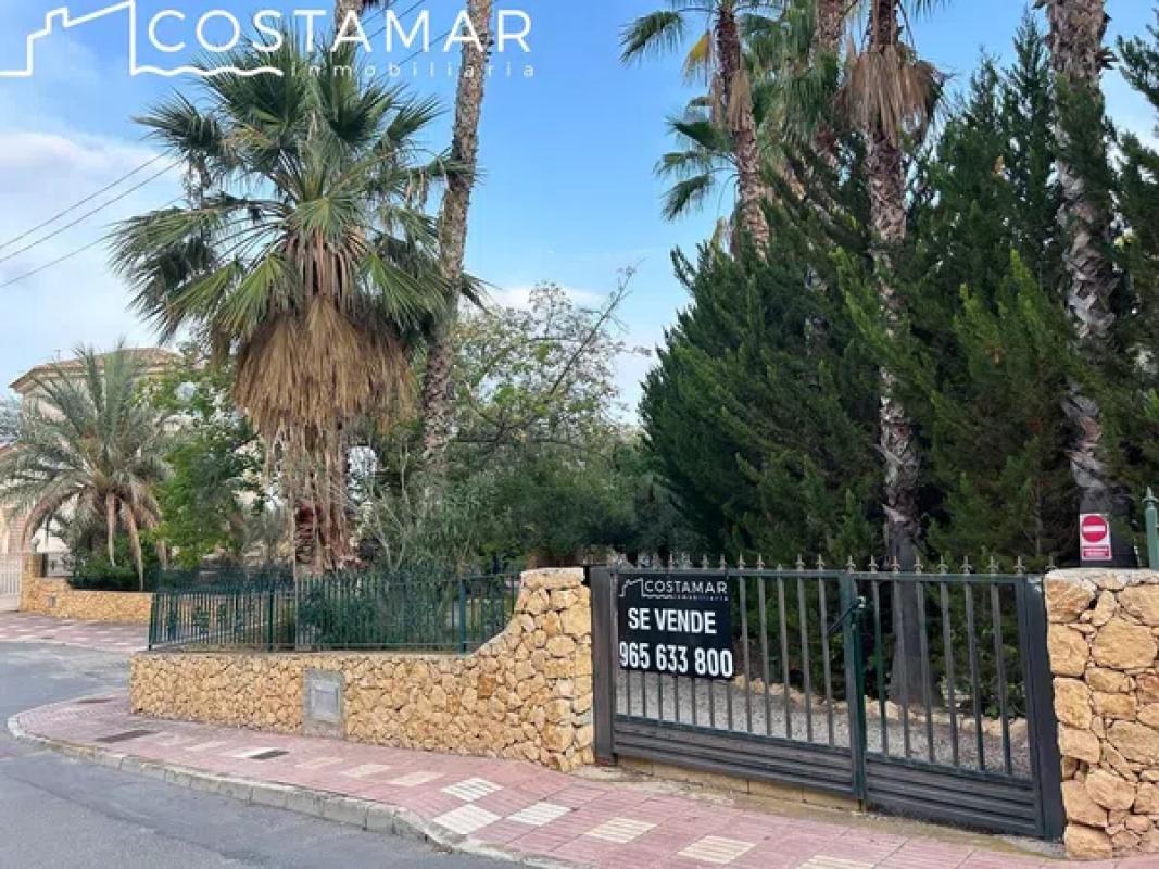 Terreno en venta en El Campello, Alicante photo 1