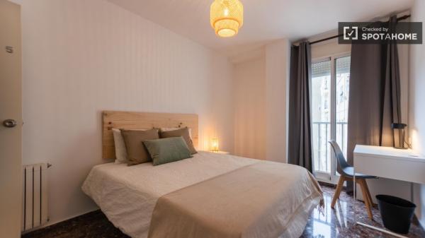 Se alquila habitación en piso de 6 habitaciones en Valencia, Valencia photo 1
