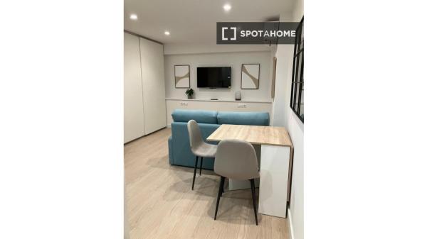 Estudio en alquiler en , Barcelona photo 1