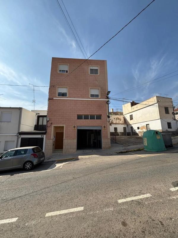 Propiedades en venta y alquiler en España photo 1