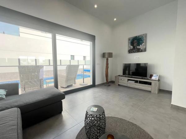 Chalet adosado en calle Practicante Manuel Mora thumbnail 2