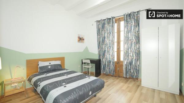 Amplia habitación en apartamento de 4 dormitorios en El Raval, Barcelona. photo 1