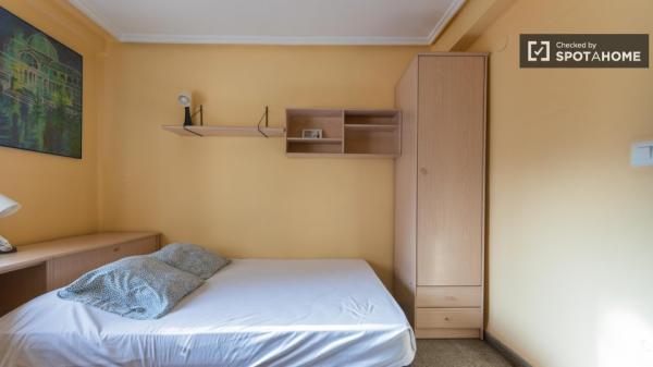 Se alquila habitación en piso de 6 habitaciones en Valencia thumbnail 1