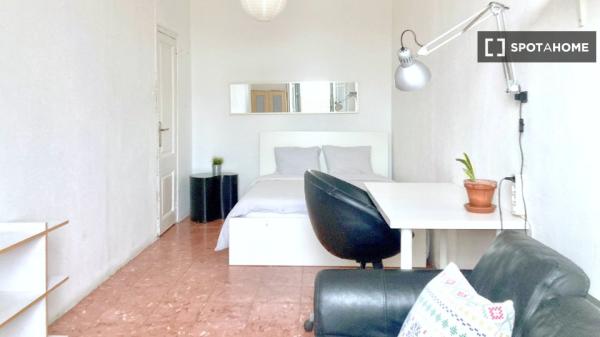 Habitación en piso compartido en barcelona. photo 1