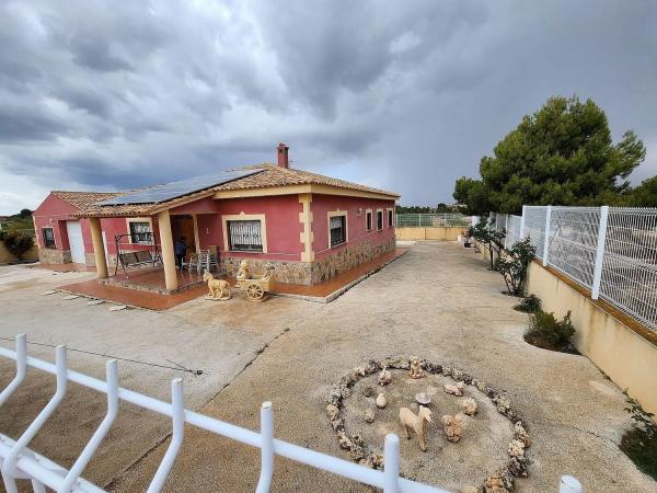 Chalet independiente en venta en  Barrio Ensanche-Diputación, Alicante / Alacant photo 1