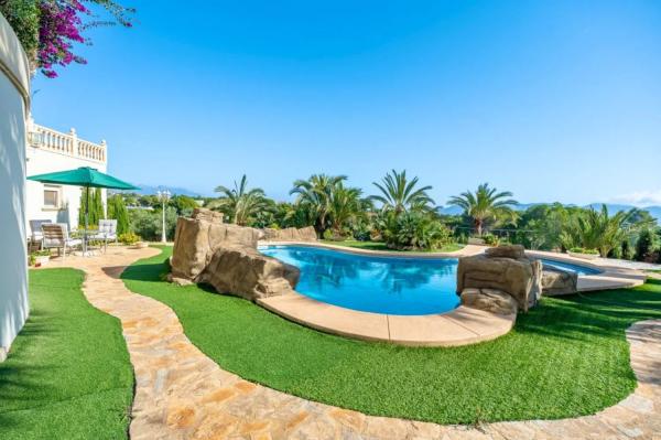 Chalet independiente en venta en  Urbanització el Planet, Benidorm photo 1