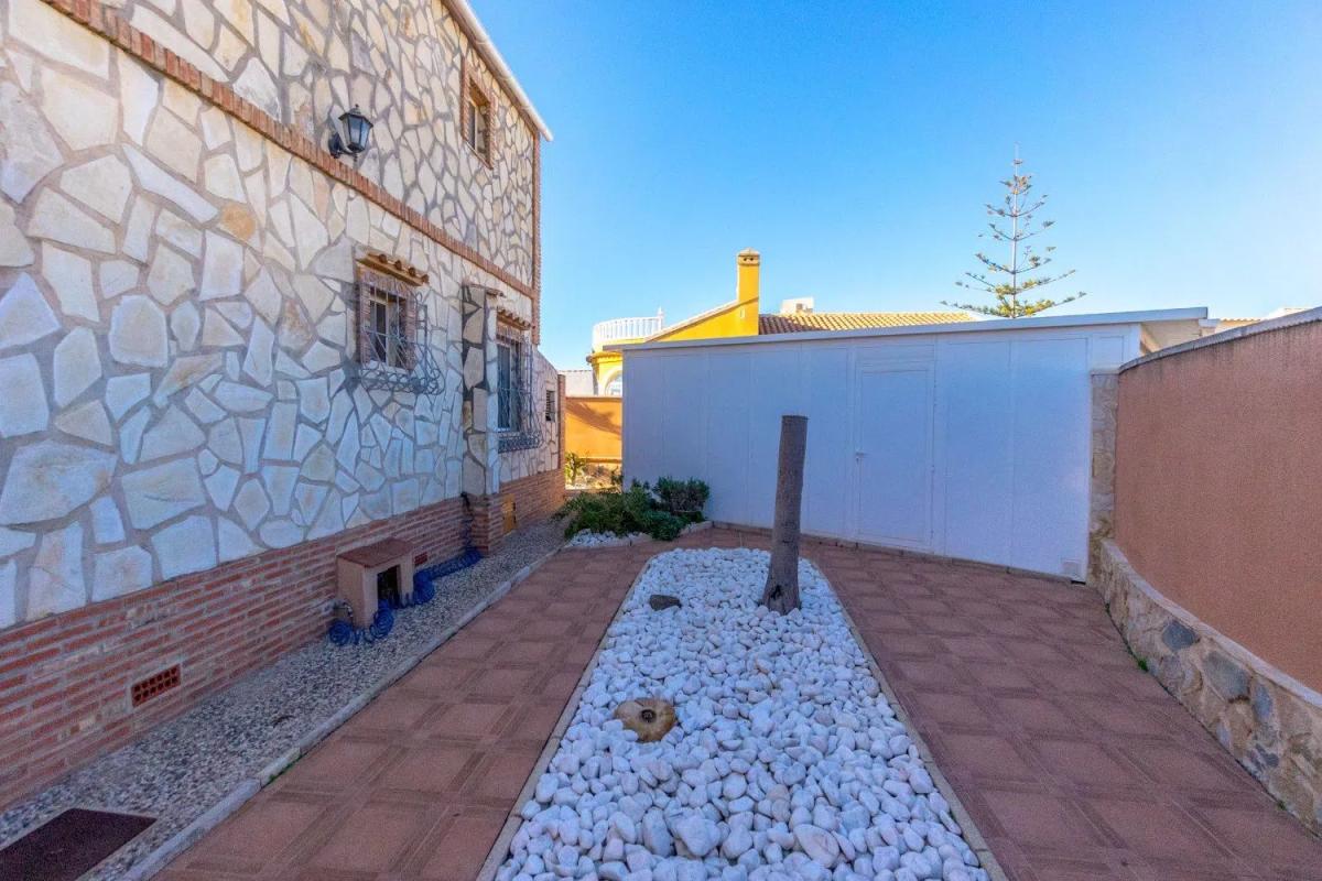 Sale of independent chalet in Barrio Los Almendros-La Florida, Orihuela
 photo 2