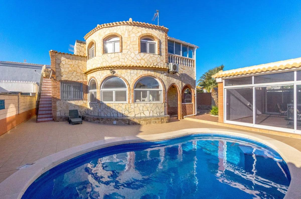 Sale of independent chalet in Barrio Los Almendros-La Florida, Orihuela
 photo 3
