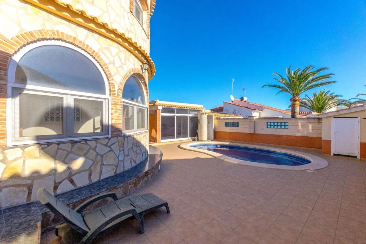 Sale of independent chalet in Barrio Los Almendros-La Florida, Orihuela
 photo 4