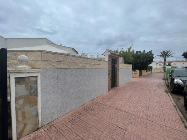 Chalet pareado en calle Escorpio, 2 thumbnail 2