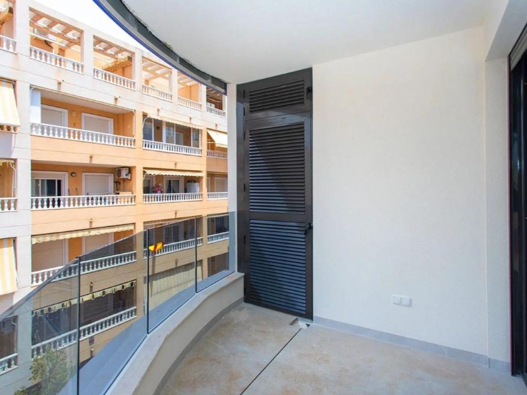 Venta de piso en Barrio Las Piscinas Naturales, Torrevieja
photo 2