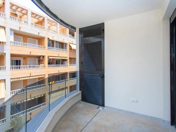 Piso en venta en Barrio Las Piscinas Naturales, Torrevieja thumbnail 2