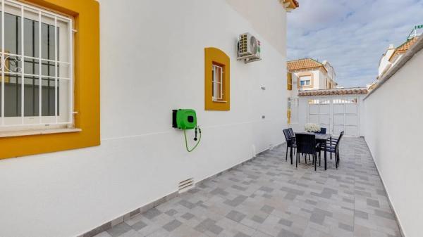 Chalet independiente en venta en  Urbanizacion Parque Naciones, Torrevieja photo 3