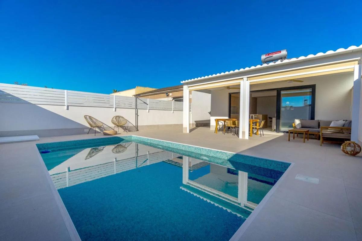 Sale of independent chalet in Calle Strauss s/n, Torrevieja
 photo 4